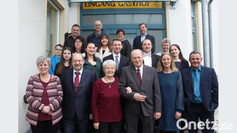 Das Jubelpaar Klothilde und Valentin Filberth (vorne, Mitte) freuen sich bei ihrer diamantenen Hochzeit über die herzlichen Glückwünsche ihrer Familie. Bild: soj