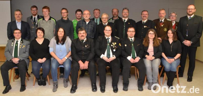 Bezirksschützenmeister Harald Frischholz (hintere Reihe, Dritter von rechts) Landrat Andreas Meier (rechts) und Bürgermeister Andreas Wutzlhofer (hinten, links) zollten den Führungskräften im Sportschützengrenzgau höchstes Lob. Die Ämtervergabe war kein Problem. Engagierte Leute in der Führungsrolle. Bild: dob