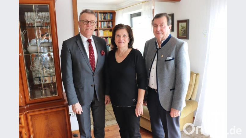 Bürgermeister Franz Stahl (links) überbrachte Franz und Ingeborg Göhl seine Glückwünsche zur Goldenen Hochzeit. Bild: Stadt Tirschenreuth/exb