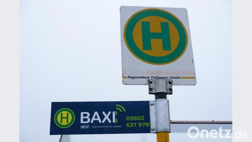 Der städtische Bauhof ergänzt derzeit die öffentlichen Bushaltestellen in Grafenwöhr mit Baxi-Schildern. Für Mitfahrer ist auch die auf den Schildern vermerkte Telefon-Nummer hilfreich Bild: do