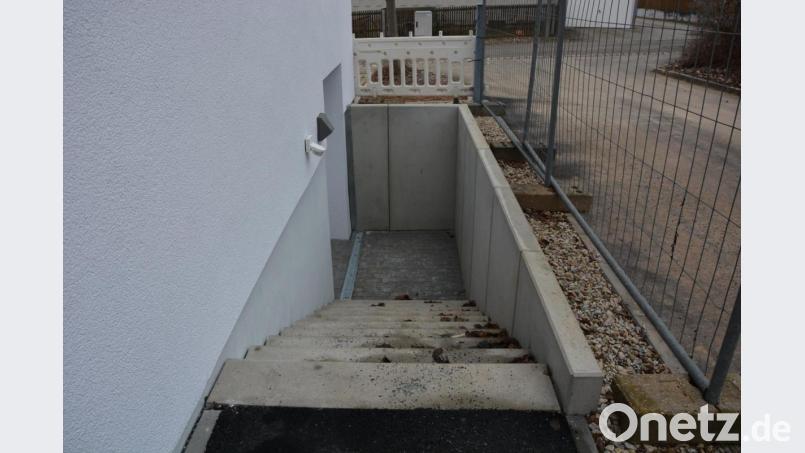 Neu geschaffen wurde eine Fluchttreppe am Hinterausgang der Schulturnhalle. Der Marktrat billigte das Vorhaben einstimmig. Bild: jr