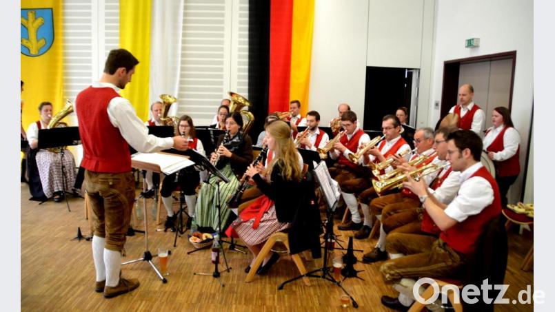 Als Erfolgsprojekt der Stadt bezeichnete der Bürgermeister die Ehenbachtaler Blaskapelle, die zum Neujahrsempfang schwungvoll und flott aufspielte. Bild: ads