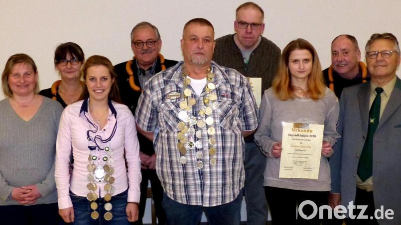 von links: Schützenmeisterin Claudia Schreglmann, Andrea Kaufmann, Schützenkönigin Franziska Götz, Gerhard Löckler, Schützenkönig Dietmar Banasch, Ü-60-Schützenkönig Albert Schreglmann, Jugendschützenkönigin Nadine Banasch, Klaus Steinrück, zweiter Schützenmeister Dieter Pommeranz. Bild: lgc