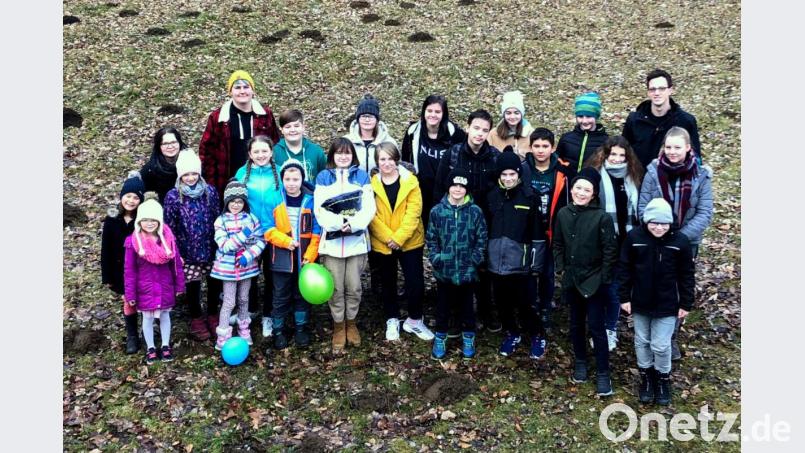 Organisatorin Monika Stahl (dritte von links) mit den Teilnehmern des Ausbildungswochenendes und den Betreuern. Bild: exb