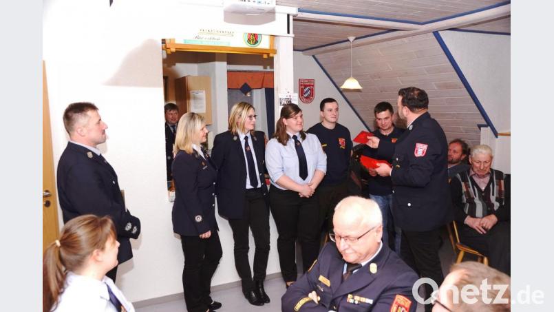 Ein Aushängeschild sind die Feuerdrachen der drei kommunalen Wehren. Den unermüdlichen Einsatz der sieben „Drachenbändiger“ wurde mit einem Gutschein für den Gourmettempel in Bayreuth belohnt: (von links) Kommandant Gerhard Popp, die Feuerdrachenbändiger Tanja Scheitler, Monika Prechtl, Ramona Busch, Daniel Müller, Alexander Danzer und Vorsitzender Adrian Scheitler. Bild: bkr