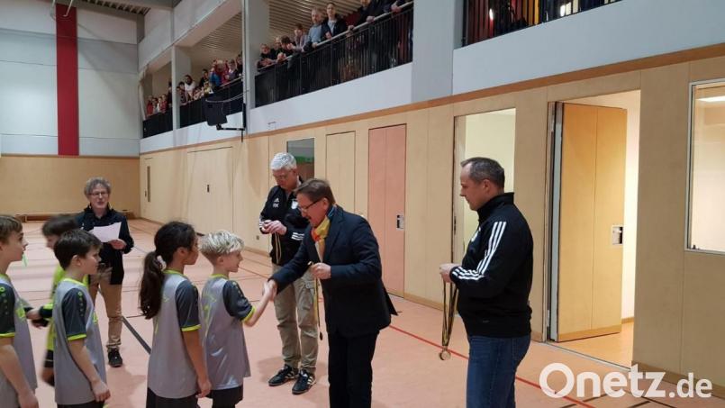 Bürgermeister Hans Donko gratulierte zu den tollen Leistungen. Bild: Stefan Klamt/exb