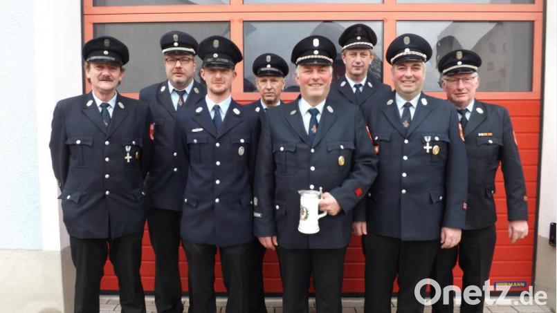 Bei der Feuerwehr gibt es einige Ehrungen für Kameraden, die seit 20 und 40 Jahren im aktiven Dienst sind. Bild: trj