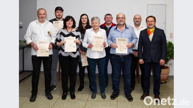 Bürgermeister Bürgermeister Hans Donko und der neue Vorsitzende Andreas Wittmann (links daneben) gratulieren den Geehrten (von links) Franz Bauer junior, Patrick Bauer, Margit Otte, Katja Böckl, Berta Heinisch, Reinhold Bregler und Alois Helgert. Bild: JOCHEN NEUMANN 
ERBENDORF
