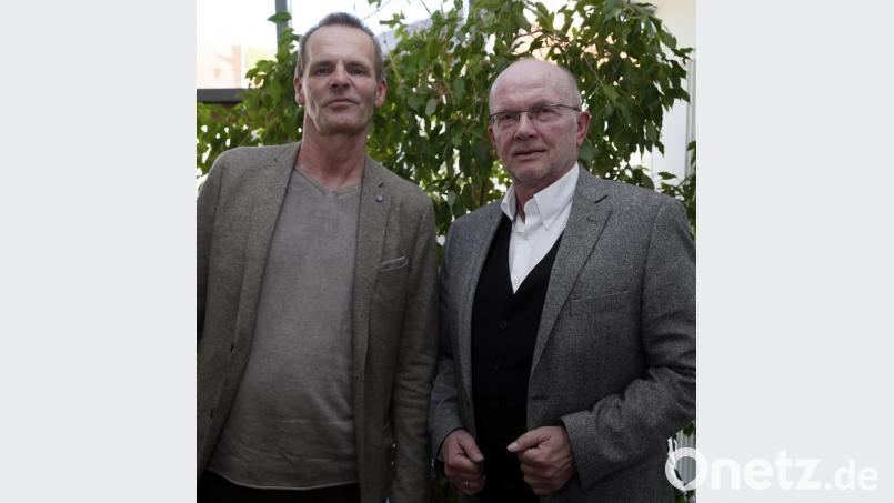 Architekt Matthias Hansske (links) und Dr.-Ing. Harald Gerlach stellten die Pläne für das Gelände westlich der Straße Am Brunnfeld vor. Bild: ch