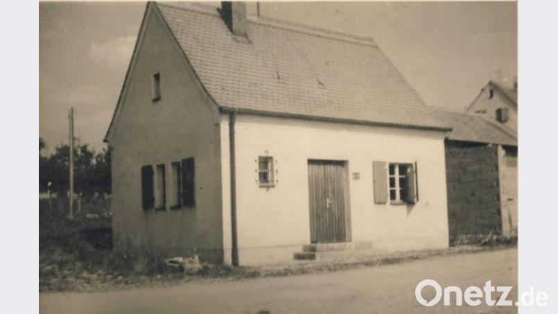 Ein Frosthäusl, wahrscheinlich das von Ursensollen, um 1960. Die genossenschaftlich organisierten Mitglieder konnten in ihren Fächern der Gemeinschaftsgefrieranlage Fleisch und andere Lebensmittel aufbewahren, bevor auch auf den Dörfern private Gefriertruhen üblich wurden. Der Fotograf ist unbekannt. Bild:  Archiv Josef Schmaußer