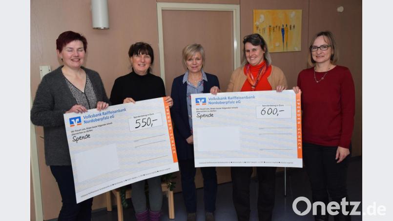 Die Spenden von Andrea Sonnauer und Roswitha Jobst (Dritte und Zweite von links) vom Oberpfalz Verein nehmen HPZ-Aufsichtsrat Birgit Reil und Martina Grüner (von rechts) sowie Schulleiterin Petra Rothmund (links) gerne entgegen. Bild: fz