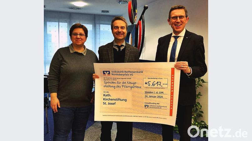 Die Spende der Aktion nehmen (von links) Andrea Glaubitz und Pfarrer Markus Schmid von Regionalmarktleiter Christian Weigert entgegen. Bild: R. Kreuzer