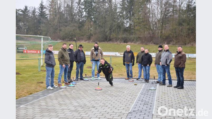 Vorsitzender Thomas Dobmeier (Zweiter von links) freut sich über den frühen Saisonstart mitten im Winter auf der Sommerstockbahn des Fiffy-Clubs. Bild: fjo