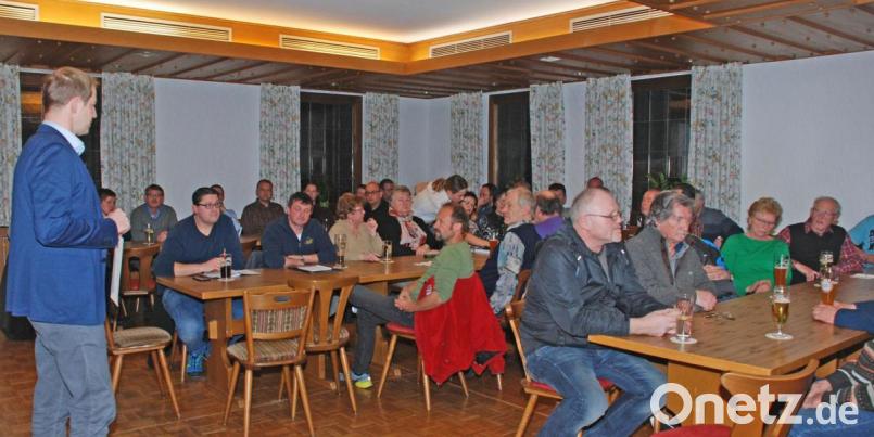 Die Vereinsvorständeversammlung der Marktgemeinde stieß auf reges Interesse. Bürgermeister Konrad Kiener informierte dabei über die neuen Förderrichtlinien der Marktgemeinde, aber auch über andere Dinge, mit denen die Marktgemeinde die Vereinsarbeit unterstützen will. Bild: wee