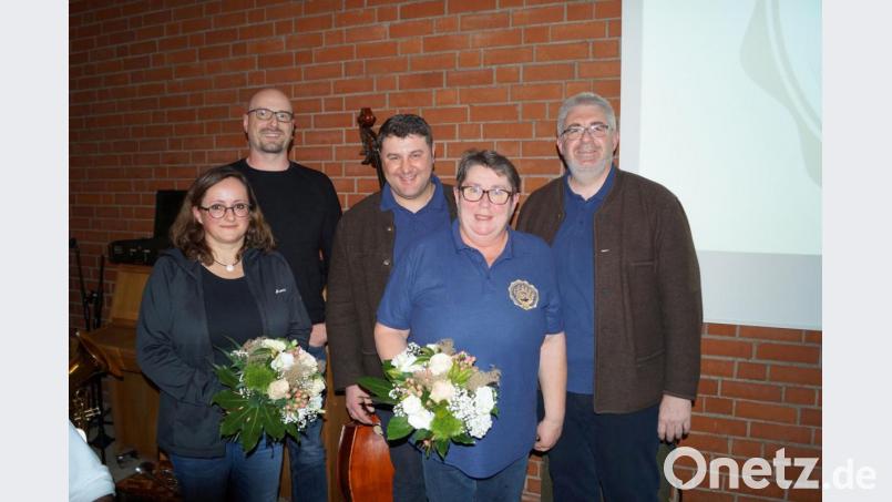 Zum Erfolg des Zeitzeugen-Abends trugen Uli und Christian Erlbacher als Filmteam (von links) sowie Bilder-Sammlerin Gabi Pongratz-Paul (Zweite von rechts) bei. Sehr zur Freude von Thomas Graml (rechts) und Daniel Müller (Dritter von rechts), den beiden Vorsitzenden des Vereins D’Racheringer Panduren. Bild: Stefan Gilch