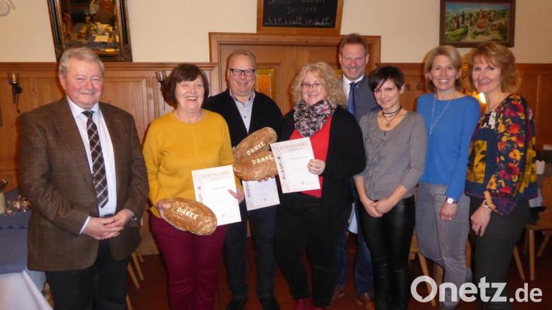 Der Verein für Gartenbau und Ortsverschönerung Lintach ehrt einige treue Mitglieder (von links): Altbürgermeister Norbert Probst, Juliane Flierl, Werner Fruth, Alexandra Fruth, Bürgermeister Alwin Märkl, Vorsitzende Melanie Günther, stellvertretende Vorsitzende Tanja Bäumler und Mandy Göbl. Bild: jow