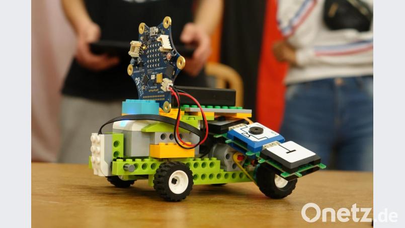 In gemischten Kleingruppen durften die Teams mit den kleinen technischen Helfern ihre Aufgaben lösen. Bild: Mittelschule Waldsassen/exb