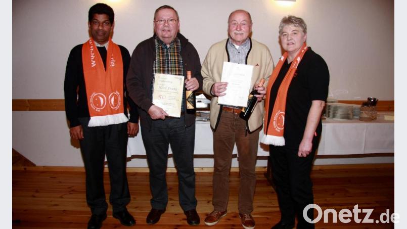 Albert Üblacker (Zweiter von rechts) und Karl Franz (Zweiter von links) wurden für jeweils 50 Jahre Mitgliedschaft geehrt. Pfarrvikar und Präses Charles John (links) und Vorsitzende Martina Mark (rechts) gratulierten zu den Auszeichnungen. Bild: wro