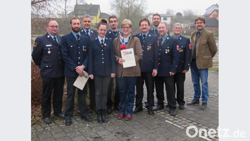 Neben dem Kauf eines Tragkraftspritzen-Fahrzeugs ist auch die Ehrung verdienter Mitglieder ein wichtiges Thema in der Jahreshauptversammlung der Filchendorfer Feuerwehr. Im Bild sind die Geehrten mit dem Vorstand. Von links: Kreisbrandmeister Jürgen Heider, Jürgen Reiß (30 Jahre), Kreisbrandinspektor Wolfgang Schwarz, Elena Dollhopf (10 Jahre), Jonas Schmidt (10 Jahre), Hannelore Wenzel (30 Jahre), Adjutant Reinhard Dollhopf, Kassier Harald Müller, Kommandant Ulli Preißinger, Vorstand Wolfgang Ciesielski und Bürgermeister Wolfgang Haberberger. Bild: ow