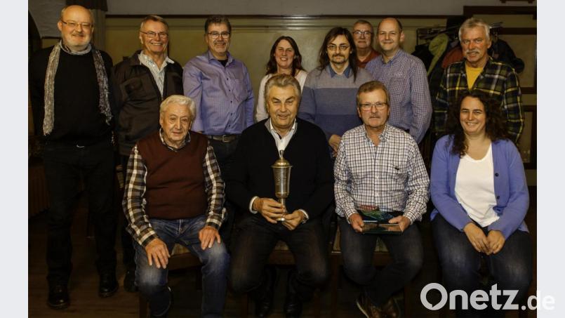 Josef Lehnerer (sitzend, Zweiter von links) ist neuer Vereinsmeister der Fotofreunde Pfreimd. Den Andreas-Lotter-Pokal gewann Hubert Sorgenfrei (sitzend, Dritter von links). Auch die weiteren Wettbewerbs-Fotografen erhielten aus den Händen von Vorsitzender Susanne Kimmerl (sitzend, rechts) Urkunden. Hubert Sorgenfrei wurde zudem die Ernennungsurkunde zum Ehrenmitglied überreicht. Bild: Susanne KImmerl