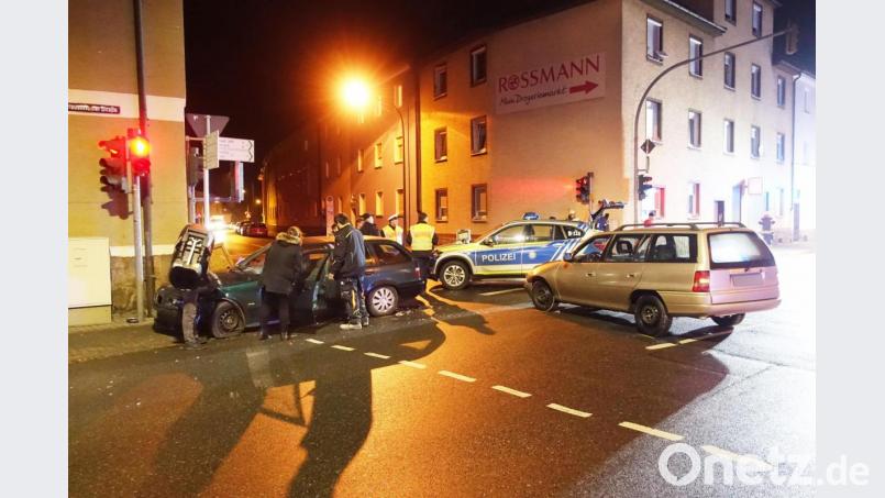 Beim Linksabbiegen nicht aufgepasst hat ein 18-jähriger, so dass es zum Zusammenstoß mit einem entgegenkommenden Pkw kam. Bild: wd