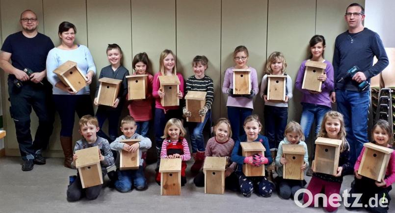 Nistkastenbau mit der Jugendgruppe in Letzau Bild: zer
