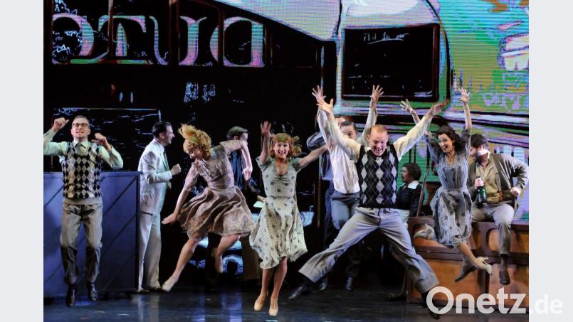 Das Eurostudio Landgraf brachte die schwungvolle, ballettreiche Gershwin-Hommage „Ein Amerikaner in Paris“ nun in einer Tourneefassung ins Amberger Stadttheater und begeisterte damit die Theaterbesucher. Bild: Stephan Huber