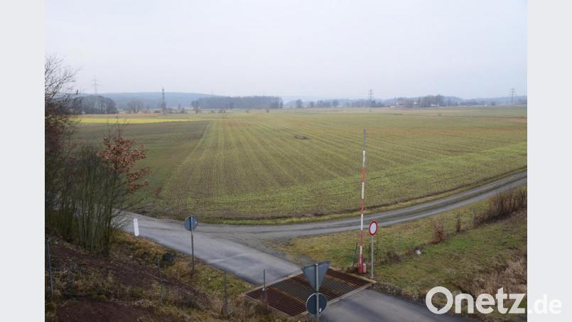 Auf dem Grundstück im Winkel zwischen den beiden Feldwegen (nach links und parallel zur Autobahn, rechts), soll die die Freiflächenphotovoltaikanlage entstehen. Die Schattierungen auf den Feldern geben aber nicht die Grundstücksgrenzen wider. Bild: bey