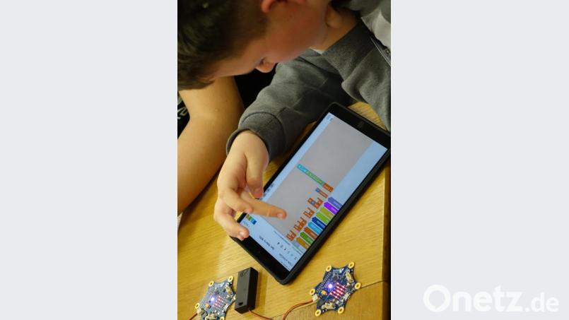 In gemischten Kleingruppen durften die Teams mit den kleinen technischen Helfern ihre Aufgaben lösen. Bild: Mittelschule Waldsassen/exb