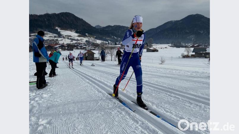Ella Paul auf dem Weg ins Ziel. Die Skilangläuferin wurde zum Auftakt des Deutschen Schüler-Cups in Reit im Winkl Dritte im Prolog und Vierte im Distanzrennen. Bild: rer