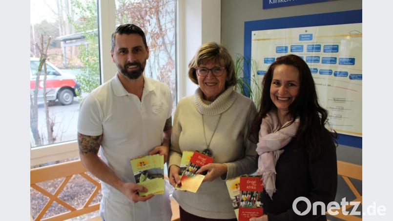 Ergotherapeutin Petra Schwingshandl (rechts) und Therapieleiter Oliver Welsner (links) konnten Johanna Schirdewahn für Asante e.V. eine Spende über 808 Euro übergeben – gesammelt im Kreis der Therapeuten der Steinwaldklinik. Bild: exb/Kliniken Nordoberpfalz AG