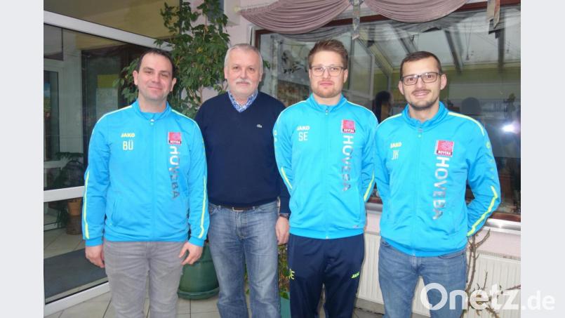 Begrüßung auf dem Hellberg (von links): Bernd Übler, der neue Coach Werner Kirchhoff, Simon Ertel und Jörg Kreussel. Bild: Marco Schwab