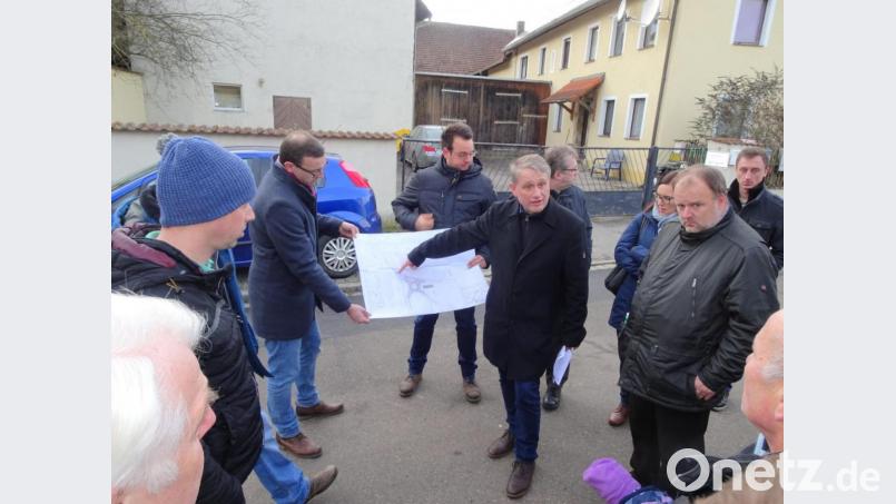Zweiter Bürgermeister Hermann Böhm erläutert den Anwesenden den Planungsvorschlag eines Kreisverkehrs an der Netto-Kreuzung. Bild: exb