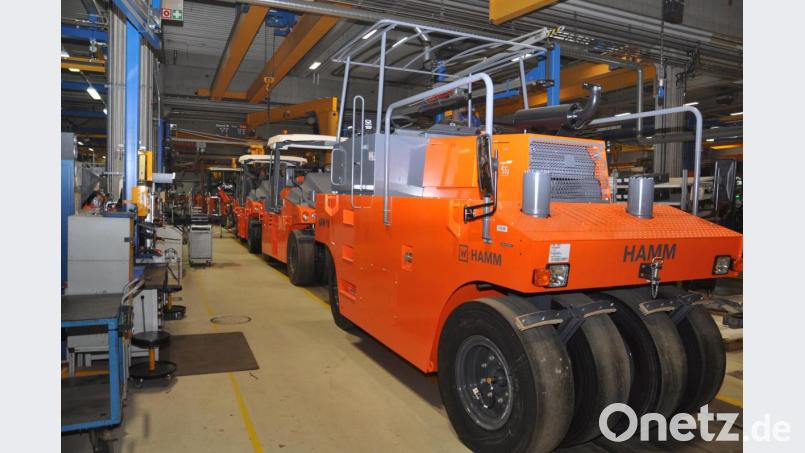Am Dienstag rollte die letzte &quot;alte&quot; Gummiradwalze vom Band. Als &quot;Nachrücker&quot; folgte die moderne Version, die Hamm Pneumatic, die sich seit 2016 mit im Sortiment des Walzenherstellers findet. Bild: ws