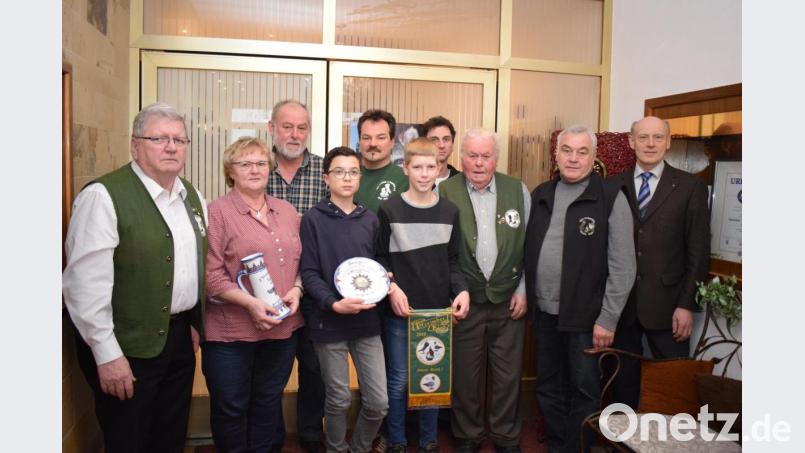 Der Geflügelzuchtverein Pfreimd zeichnete seine Meister mit Pokalen und Bändern aus (von links): Vorsitzender Hans Kiener, Maria Schreier, Hermann Wegerer, Simon Strasser, Thomas Zwack, Jonas Kiener, Michael Paulus, Ehrenvorsitzender Alois Biehler, Vereinsmeister Georg Mutzbauer und Dritter Bürgermeister Hubert Betz. Bild: bnr