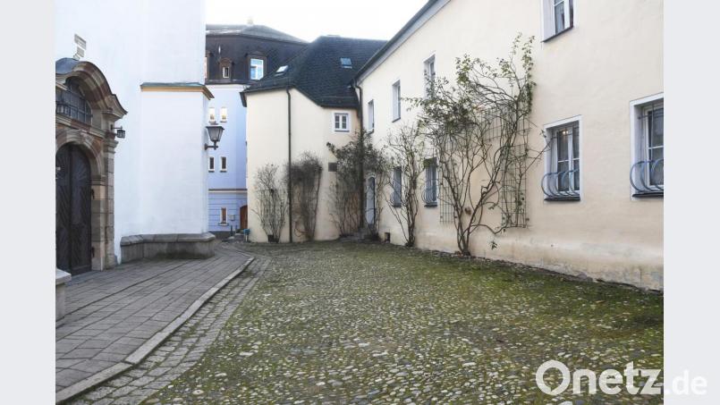 Im ersten Bauabschnitt wird der Bereich vor dem Haupteingang von St. Michael saniert und barrierefrei. Die Rosenstöcke rechts an der Mauer bleiben erhalten. Davor wird ein Mäuerchen mit Sitzbänken gesetzt. Bild: Gabi Schönberger