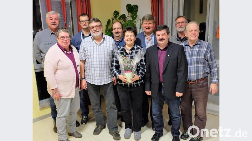 Mit Zuversicht blickt die neu gewählte Vorstandschaft und Kreisvorsitzender Helmut Grünbauer in die Zukunft der Etzenrichter Siedlergemeinschaft. Vorsitzender Gerhard Zwack (vorne Zweiter von links) hatte für Sandra Helgert (vorne Mitte) ein kleines Geschenk zum Abschied aus dem Gremium. Bild: wlr