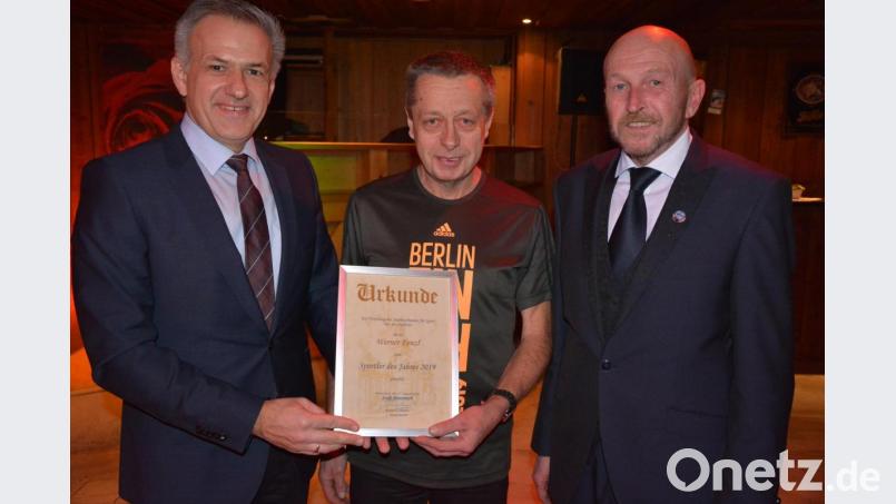 Zum 36. Mal kürte die Stadt Mitterteich den Sportler des Jahres. Die Wahl fiel auf den 58-jährigen Langstreckenläufer Werner Fenzl (Mitte) vom TuS Mitterteich. Es gratulierten Bürgermeister Roland Grillmeier (links) und Sportstadtverbandsvorsitzender Peter Haibach. Bild: jr