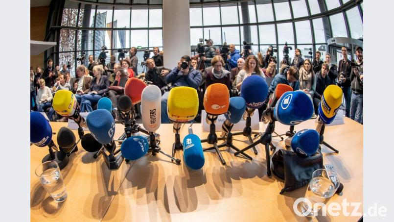 Mikrofone von Fernseh- und Radiosendern stehen vor Beginn einer Pressekonferenz zu der Coronavirus-Infektion im bayerischen Staatsministerium für Gesundheit und Pflege. Foto: Peter Kneffel/dpa Bild: Peter Kneffel