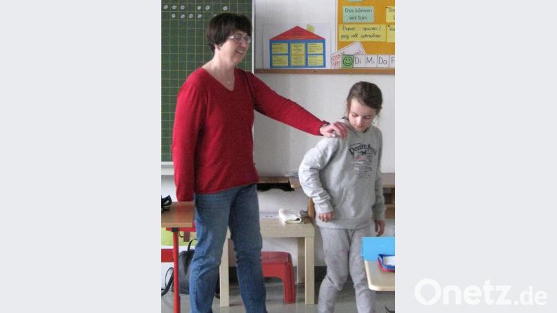 Schulbesuche gehören zu den Basisaufgaben der Blindenberaterin Bettina Pichlmeier. Dabei vermittelt sie jungen Leuten nicht nur, wie es ist, sehbehindert oder blind zu sein, sondern gibt auch hilfreiche Tipps für den Umgang mit Betroffenen - das können zum Beispiel Oma oder Opa sein. Bild: exb