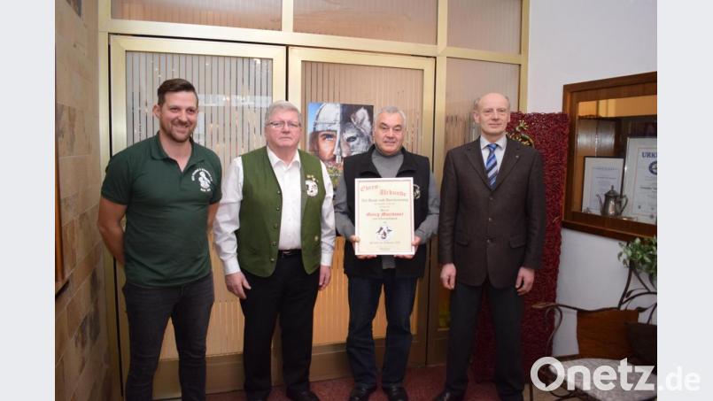 Der Geflügelzuchtverein ernannte Georg Mutzbauer (Zweiter von rechts) zum Ehrenmitglied. Zur hohen Auszeichnung gratulierten (von links): zweiter Vorsitzender Patrik Schmid, Vorsitzender Hans Kiener und Dritter Bürgermeister Hubert Betz. Bild: bnr