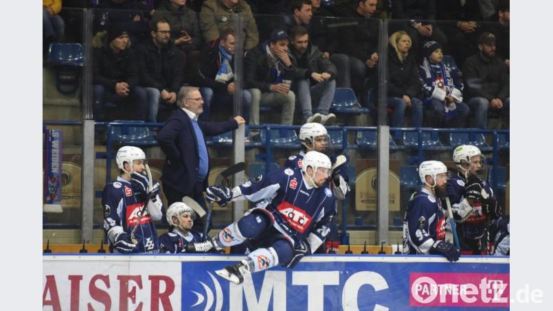 Marco Habermann springt über die Bande, die anderen, einschließlich Trainer Ken Latta, verfolgen gebannt das Geschehen auf dem Eis. Nach dem Sieg gegen Deggendorf müssen die Blue Devils nachlegen, um im Rennen um den achten Platz zu bleiben. Die nächsten Gegner sind Rosenheim und Peiting. Bild: gb