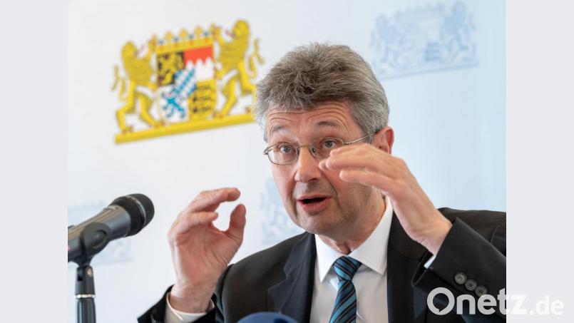 Michael Piazolo (Freie Wähler), Staatsminister für Unterricht und Kultus, ist wegen seiner Pläne für Mehrarbeit an Bayerns Schulen in die Kritik geraten. Archivbild: Peter Kneffel/dpa