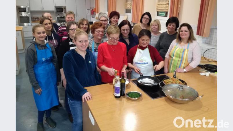 Aller Augen sind auf Anita Kopp gerichtet, als sie zum Servieren anhebt. Bild: rn