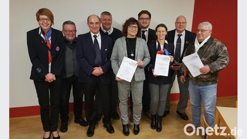 Einige Geehrte der Wasserwacht mit (von links) Sonja Gaßner, Gerhard Menzl, Thomas Gaßner, Wolfgang Siebert, Evi Menzl, Max-Ferdinand Kreuzer, Christina Bäumler, Bernd Feustel und Horst Schellkopf. Bild: tok
