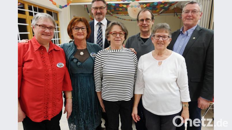 Bürgermeister Prechtl (hinten links) gratuliert der Vorstandschaft zur Wahl (von vorne): Kassier Sieglinde Schottenheim, zweite Vorsitzende Irmgard Prechtl (neu), die Beisitzer Rosemarie Höreth und Dagmar Lula sowie Reinhard Höreth (hinten Mitte) und erster Vorsitzender Helmut Kramer (rechts). Bild: ohr