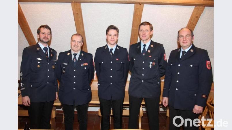 Kreisbrandmeister und Kommandant Andreas Götz freut sich mit Stefan Frischholz, Markus Woppmann, Hubert Witzl und Alexander Pilfusek (von rechts) über deren erfolgreiches Abschneiden beim Feuerwehr-Fitnessabzeichen. Bild: pi