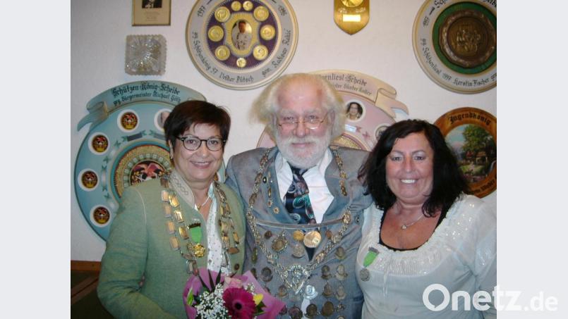 Zur Königsproklamation waren sowohl die Liesel Marion Schubert (links) als auch die Erste Zofe Claudia Wismeth verhindert. Jetzt traten sie ihr Amt offiziell an. Mit im Bild König und Schützenmeister Reinhold Brandl. Bild: exb