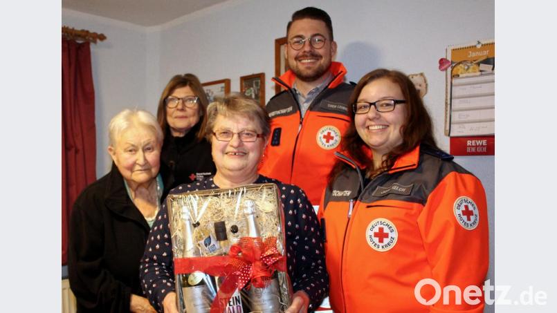 Die Jubilarin Monika Zimmerer (Dritte von links) mit (von links) stellvertretender Bereitschaftsleiterin Anneliese Huhnke, stellvertretender Leiterin Wohlfahrts- und Sozialarbeit Luise Lehner, Bereitschaftsleiter Sven Lehner und Taktischer Leiterin Jasmin Kelch. Bild: Picasa