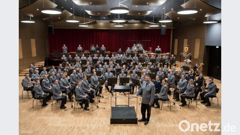 Das Ausbildungsmusikkorps der Bundeswehr in großer sinfonischer Blasorchesterbesetzung unter Leitung von Oberstleutnant Michael Euler präsentiert am 25. März in der Nordgauhalle besondere musikalische Leckerbissen. Bild: exb/ Bundeswehr, Leusmann)